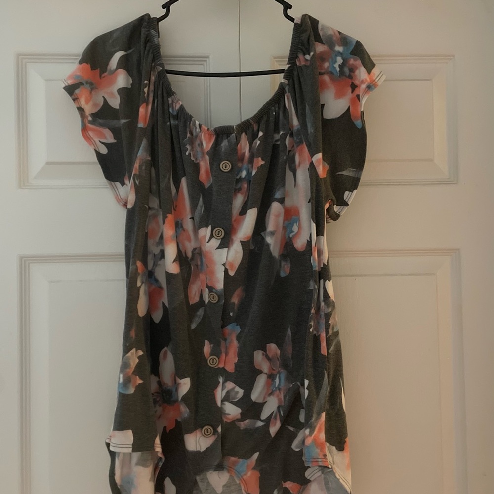 1 Xl summer floral shirt. Tie in the front on or off shoulders.